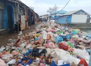 Pedagang Pasar Basanohi Keluhkan Bau Busuk Sampah Hingga Berulat