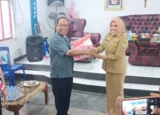 Pererat Silaturahmi, Bupati Sula Bagikan 800 Parsel ke Umat Kristiani