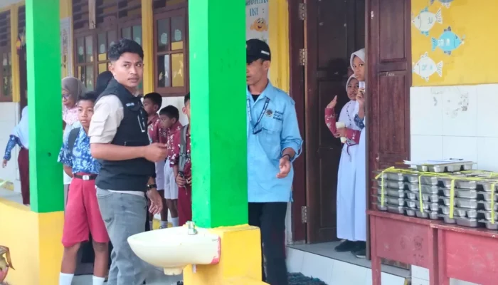 Dapat Dukungan, Distribusi MBG dari SPPG Emalamo Waiipa Berjalan Lancar