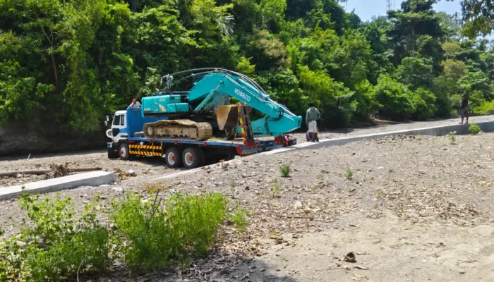 Talud Penahan Banjir di Desa Baleha Patah Mulai Diperbaiki