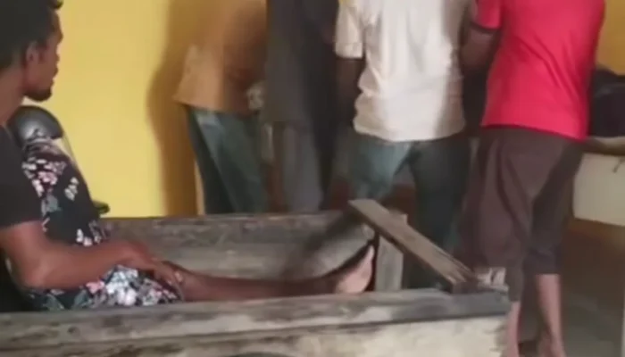 Viral Seorang Pasien di Puskesmas Waisakai Sula Diagkut Pakai Gerobak