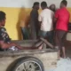 Viral Seorang Pasien di Puskesmas Waisakai Sula Diagkut Pakai Gerobak