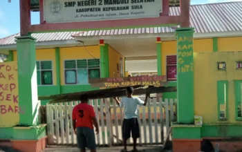 Pemberhentian Kepsek SMPN 2 Mangoli Selatan Tuai Penolakan, Warga dan Orang Tua Murid Palang Sekolah