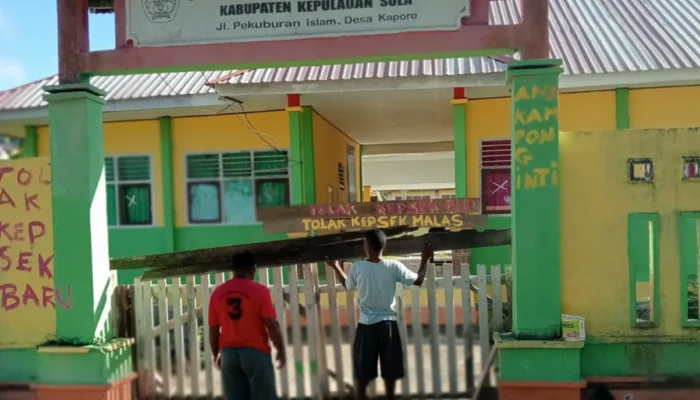 Pemberhentian Kepsek SMPN 2 Mangoli Selatan Tuai Penolakan, Warga dan Orang Tua Murid Palang Sekolah