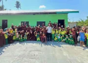 Dukcapil Sula Serahkan 96 KIA kepada siswa SD IT Insan Cendekia