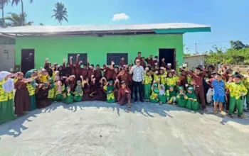 Dukcapil Sula Serahkan 96 KIA kepada siswa SD IT Insan Cendekia