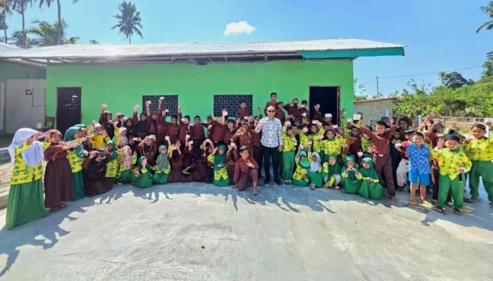 Dukcapil Sula Serahkan 96 KIA kepada siswa SD IT Insan Cendekia