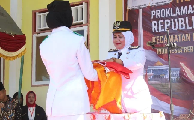 Perdana, Camat Ernawati Sapsuha Jadi Irup Peringati HUT RI ke-81 di Mangoli Utara Timur